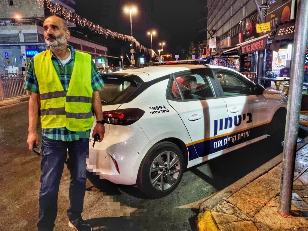 אמיר המתנדב עורך סיור ליד ריכוזי הנערים. צילום: איתן אלחדז ברק