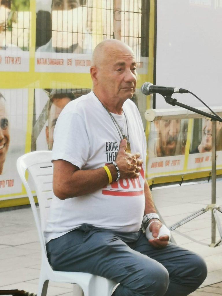 לואיס הר, החטוף שהושב במבצע חילוץ, הגיע להשתתף בעצרת ולהופיע בפני הקהל. צילום באדיבות מטה החטופים יהוד-מונוסון