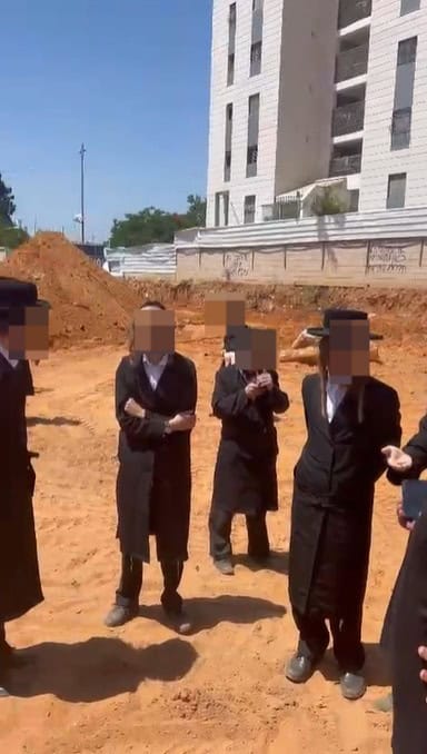 פורעים קיצונים במתחם אשכנזי יהוד. צילום פרטי